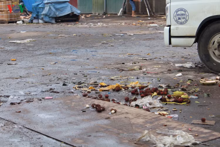 Anh 2 cho dau moi o nhiem nhat Ha Noi truoc gio G-Hinh-2