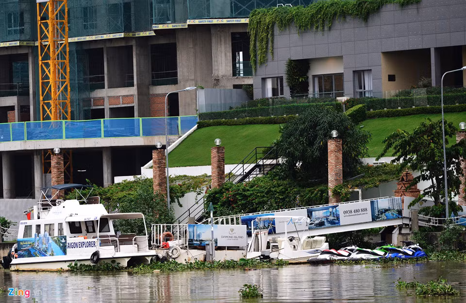 Bến thuyền nằm bên sông Giồng Ông Tố. Cư dân sinh sống tại đảo di chuyển bằng 2 hướng chính là đường thủy với dịch vụ taxi nước đưa đón miễn phí; đường bộ thông qua đường Đồng Văn Cống ra đại lộ Mai Chí Thọ.