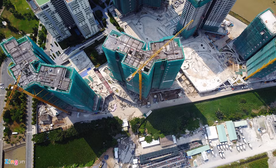 Con rạch nhỏ chia cắt đảo đặc kín bèo và cỏ dại được đầu tư một chiếc cầu cho cư dân và vận chuyển vật liệu xây dựng vào công trình bên trong.