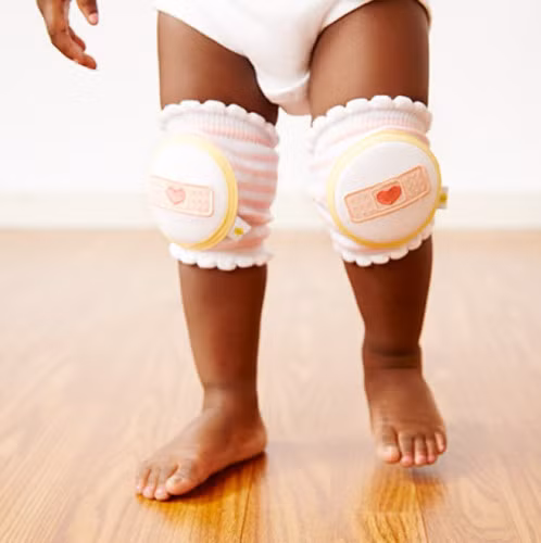 Miếng đệm đầu gối. Đối với trẻ đang tập những bước đi đầu tiên của mình, thế giới đầy những mối nguy hiểm, từ những viên đá sắc bén đến thảm thô. Những miếng đệm gối sẽ giúp bảo vệ làn da nhạy cảm của con bạn khỏi bị thâm tím và xước.