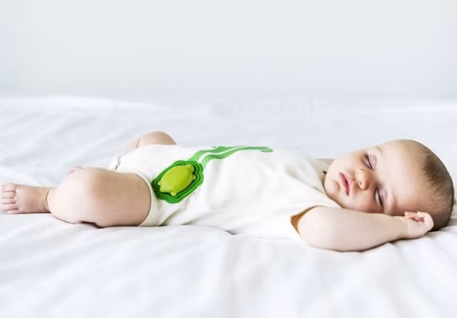 Quần áo có màn hình với thiết bị gắn sẵn để theo dõi hơi thở và hoạt động của trẻ giúp cha mẹ kiểm tra xem bé đang ngủ đêm như thế nào. Thiết bị này có hình dạng con rùa và ghi lại hơi thở, vị trí, nhiệt độ phòng và truyền tất cả thông tin tới điện thoại thông minh.