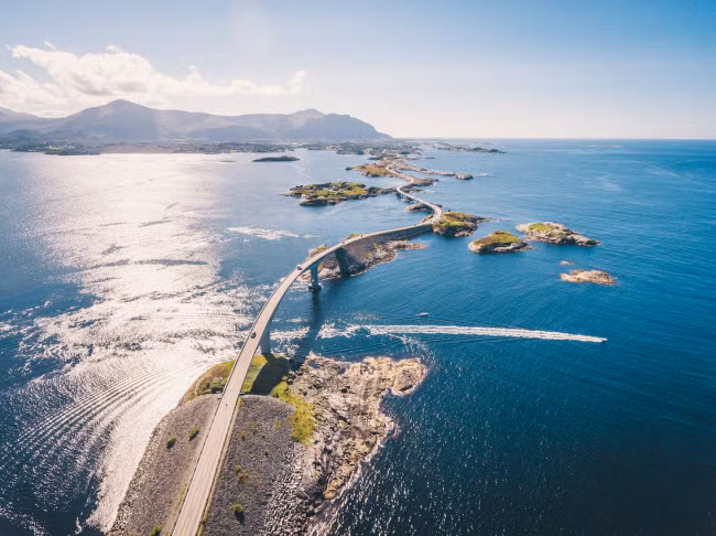 Con đường Atlantic Road dường như chạy tới chân trời ở Na Uy.