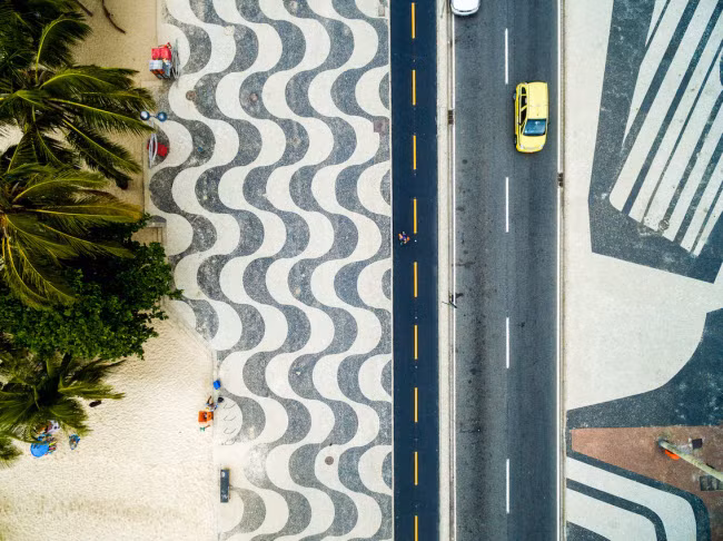 Bức ảnh chụp từ trên cao của bãi biển Copacabana ở Rio de Janeiro, Brazil.