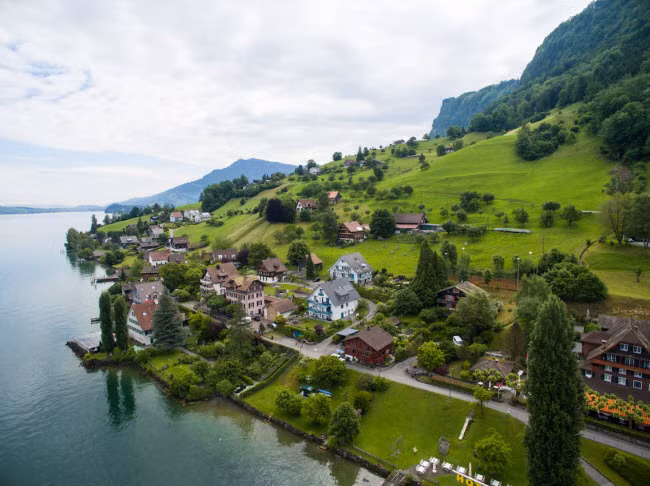 Khung cảnh đẹp như tranh vẽ tại ngôi làng ven hồ Stansstad ở Thụy Sĩ.