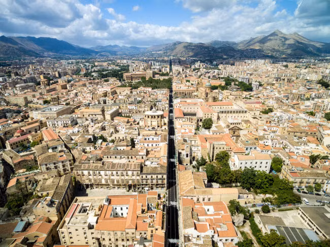 Những ngôi nhà san sát nhau tại thành phố Palermo, Italia.