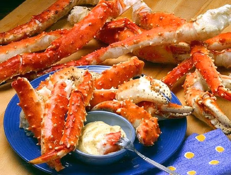 Riêng loại cua tươi sống vẫn đang bơi được vận chuyển về Việt Nam bằng đường hàng không, trải qua gần 30 giờ bay có giá lên đến gần 2 triệu đồng/kg. Ảnh: Vietnamnet.