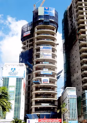 Dự án tòa cao ốc này được chào với giá 320 tỷ đồng, tương đương khoảng 289 triệu đồng/m2, gấp khoảng 1,6 đến 2,4 lần so với giá thị trường đang giao dịch đối với các lô đất cùng khu vực trong thời điểm đó. Ảnh: Reic.vn.