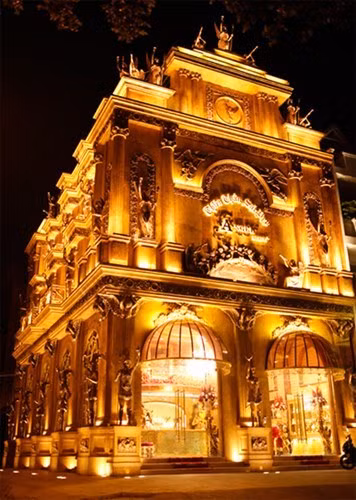  4. Biệt thự của nữ đại gia Mã Đào Ngọc Bích Tiếp đó phải kể đến ngôi nhà dát vàng lộng lẫy của nữ đại gia Mã Đào Ngọc Bích tọa lạc tại khu dân cư Bình Trị Đông B, quận Bình Tân (TP HCM), được thiết kế và xây dựng với tổng diện tích 200 m2, gồm 4 tầng và 12 phòng. Ban đêm, tòa lâu đài tỏa ra ánh sáng thu hút mọi ánh nhìn của người qua đường. Ảnh: ngoisao.net.