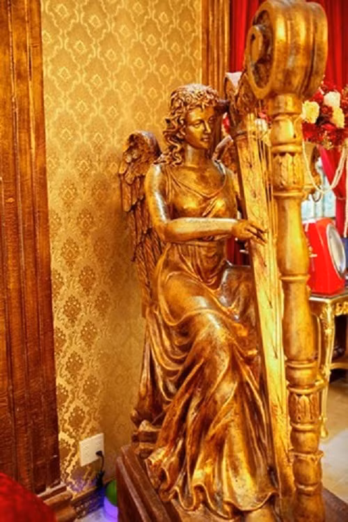 Nhìn chung, không gian thoáng đãng và không kém phần tinh tế sắc sảo với tông đỏ, vàng kim và sắc trắng làm chủ đạo. Ảnh: ngoisao.net.