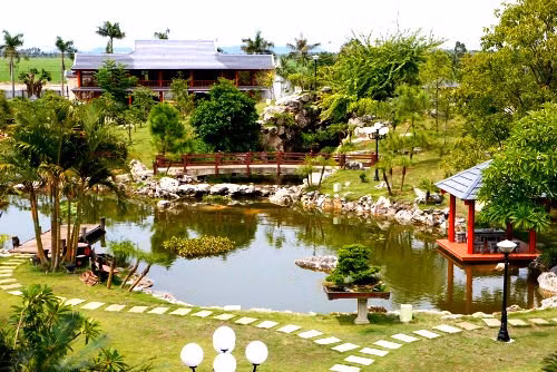 Để xây dựng khuôn viên cho tòa dinh thự này, ông Đoàn đã bỏ tiền mua thêm đất của nhà dân xung quanh đồng thời đập bỏ ngôi nhà cũ mới qua hơn một năm sử dụng. Ảnh: VTV6.