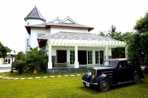  2. Biệt thự 50.000 mét vuông của đại gia Thanh Hóa Ở xứ Thanh, nói đến tòa Bạch Dinh của đại gia Cao Tiến Đoàn thì ai cũng trầm trồ ngưỡng mộ. Ảnh: vtv6.vtv.vn.