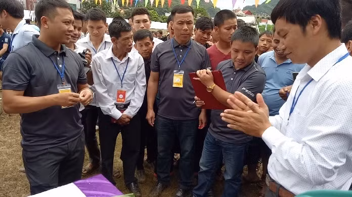 Nghin nguoi do xo xem cuoc thi gia banh day o Moc Chau-Hinh-4