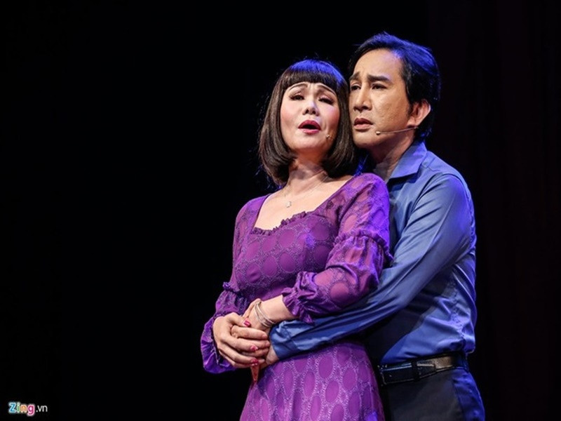 Ngọc Huyền chia sẻ trên Znews, cô và Kim Tử Long quen biết nhau từ năm mười mấy tuổi. Cả hai từng cùng học chung lò cổ nhạc của thày Út Trong, cùng ngồi chung ghế học đường của trường đào tạo diễn viên nhà hát Trần Hữu Trang và gắn bó qua các đoàn hát, vai diễn trên sân khấu. Ảnh: Znews.