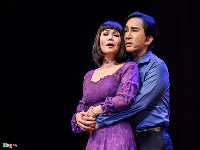 Ngọc Huyền chia sẻ trên Znews, cô và Kim Tử Long quen biết nhau từ năm mười mấy tuổi. Cả hai từng cùng học chung lò cổ nhạc của thày Út Trong, cùng ngồi chung ghế học đường của trường đào tạo diễn viên nhà hát Trần Hữu Trang và gắn bó qua các đoàn hát, vai diễn trên sân khấu. Ảnh: Znews.