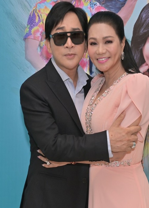 Mới đây, Kim Tử Long - Ngọc Huyền giới thiệu web drama Kén cá chọn chồng. Trong phim mới, Ngọc Huyền vào vai Chọn - người phụ nữ 40 tuổi chưa chồng bị Cá (do Kim Tử Long đóng) bỏ rơi ngay trước lễ dạm ngõ ngày trẻ. Ảnh: Tiền Phong.