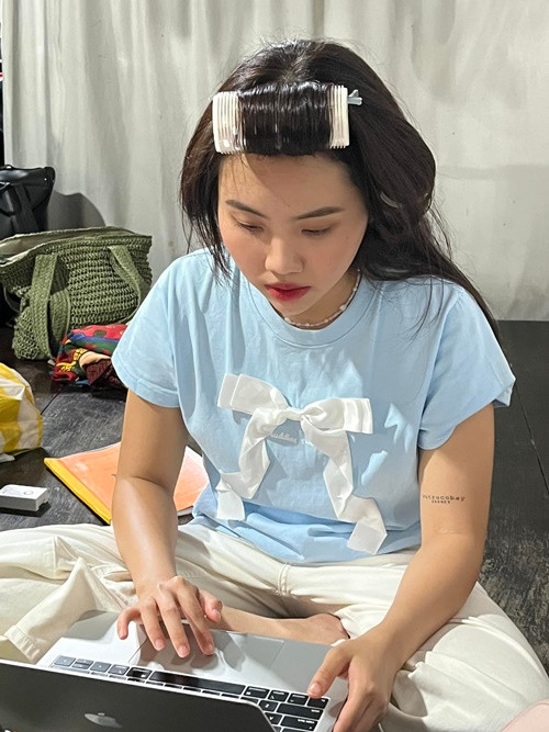 Phương Mỹ Chi luôn chú tâm học tập. “Chi đang đi phim nhưng bài tập thì không tha cho mình”, giọng ca Quê em mùa nước lũ chia sẻ. Ảnh: FB Phương Mỹ Chi.