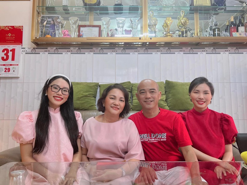 Phương Mỹ Chi làm trụ cột kinh tế trong nhiều năm. Năm 2024, trong một chương trình, Phương Mỹ Chi cho biết, cô không cho cha mẹ đi làm nữa, dù rằng khi đó cha mẹ còn rất trẻ. Ảnh: FB Phương Mỹ Chi.