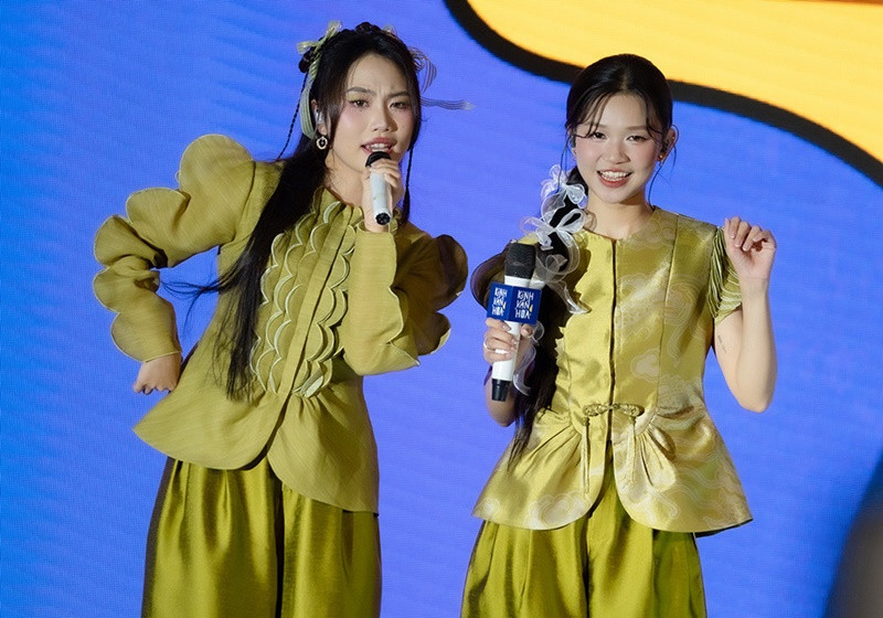 "Đây là người bạn mà tôi chơi thân lúc bước vào cuộc thi Giọng hát Việt nhí mùa đầu. Ngày ấy, tôi nhút nhát và Duyên cũng thế. Có thể vì thế mà cả hai chơi với nhau đến tận bây giờ", Phương Mỹ Chi chia sẻ trên Vietnamnet. Ảnh: Vietnamnet.