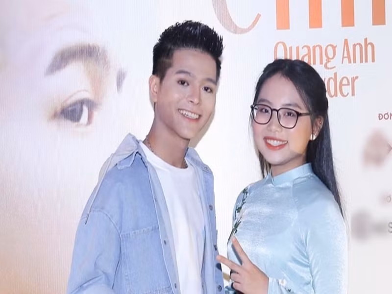 Từng là đối thủ của nhau ở Giọng hát Việt nhí 2013, Phương Mỹ Chi và Quang Anh Rhyder hiện tại giữ mối quan hệ tốt đẹp. Quang Anh Rhyder chia sẻ trên Saostar, càng lớn anh và Phương Mỹ Chi càng hiểu được nhiều thứ về nhau. Nếu có sự so sánh giữa hai người, Quang Anh thấy mừng cho thành công của Phương Mỹ Chi. Ảnh: Saostar.