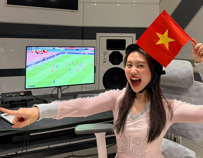 Năm 2018, nữ ca sĩ lần đầu xem bóng đá vì hâm mộ cầu thủ Xuân Trường. Ảnh: FB Phương Mỹ Chi.