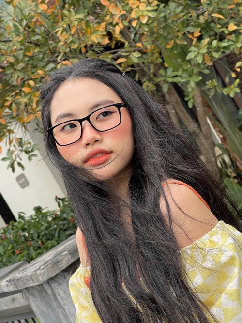 Nữ ca sĩ Phương Mỹ Chi tìm đến việc giảm cân tiêu cực. Cô uống thuốc giảm cân cấp tốc không rõ nguồn gốc. Phương Mỹ Chi còn móc họng ói, uống nước thay cơm. Vì giảm cân tiêu cực trong khoảng thời gian 2 năm, Phương Mỹ Chi gặp nhiều vấn đề sức khỏe như rụng tóc, nổi mụn và rối loạn kinh nguyệt. Ảnh: FB Phương Mỹ Chi.