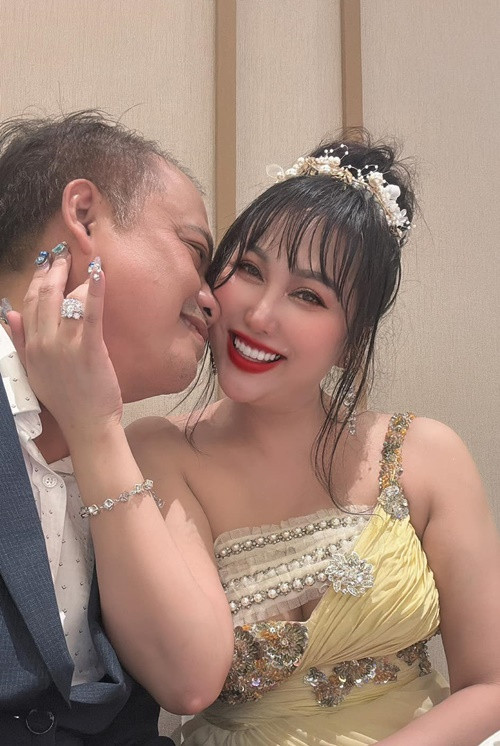 Phi Thanh Vân và bạn trai dính như sam, không ngại tình tứ nơi đông người. Ảnh: FB Phi Thanh Vân.