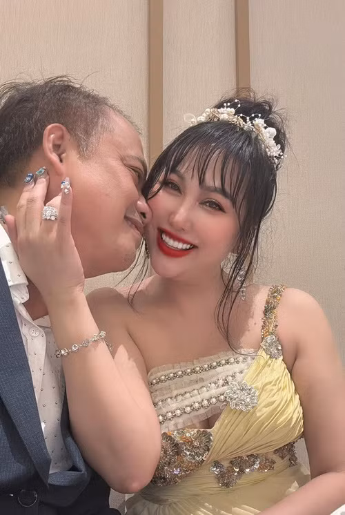 Phi Thanh Vân và bạn trai dính như sam, không ngại tình tứ nơi đông người. Ảnh: FB Phi Thanh Vân.