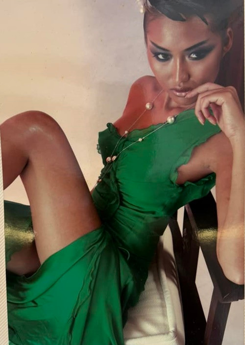 "Vô tình tìm lại kỷ niệm ngày xưa! Cảm ơn mẹ đã giữ cho con gái. Con yêu và nhớ mẹ nhiều lắm", "nữ hoàng dao kéo" viết trên trang cá nhân. Ảnh: FB Phi Thanh Vân.