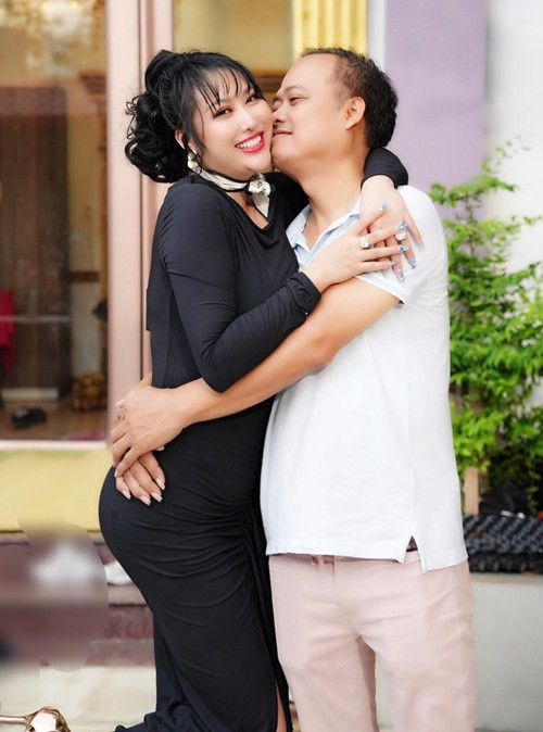 Năm 2017, nữ diễn viên nâng ngực, cấy mỡ mông, hút mỡ bụng, hút mỡ đùi với tổng chi phí hơn 500 triệu đồng. Ảnh: FB Phi Thanh Vân.