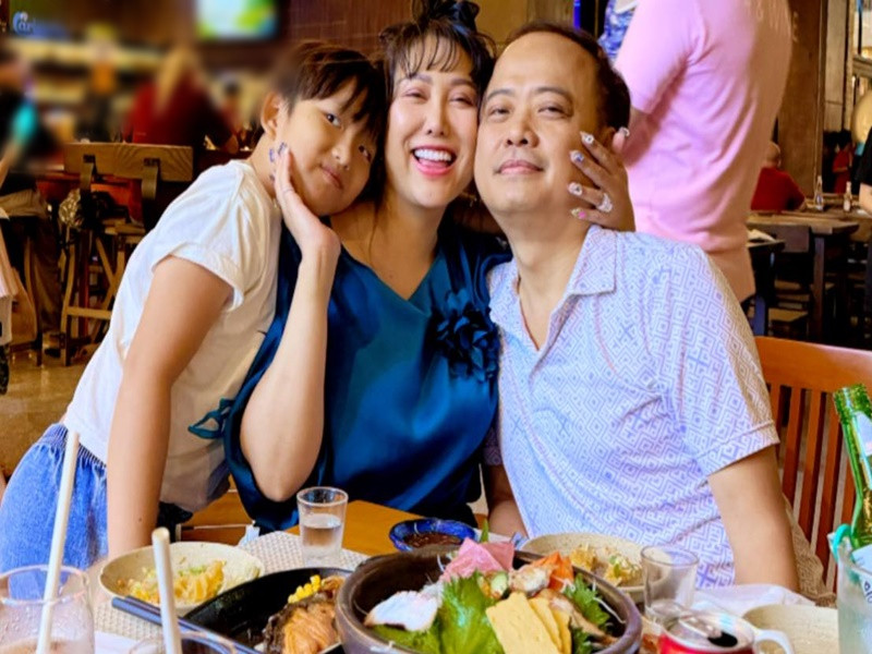 Cụ thể, doanh nhân Trần Chí Phú hỏi Phi Thanh Vân: "Em yêu ơi, thế khi nào chúng mình làm đám cưới". Bà mẹ một con trả lời: "Khi nào anh yêu mong muốn thì chúng mình cưới nhé". Ảnh: FB Phi Thanh Vân.