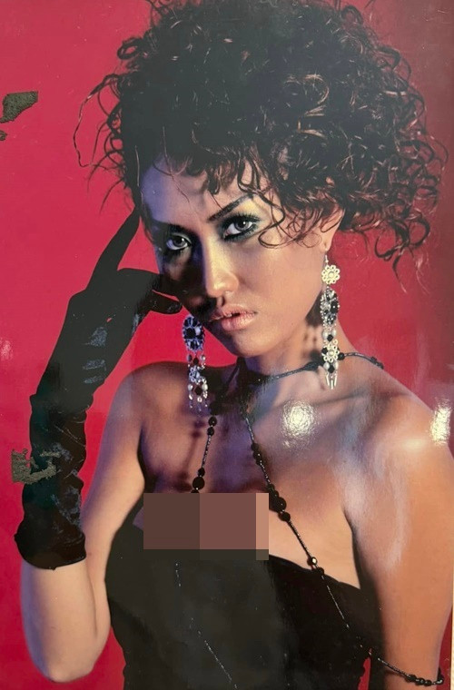 Cùng với làn da nâu bóng, nữ diễn viên phim Cô gái xấu xí sở hữu vòng một quyến rũ, phong cách thời trang hở bạo thời điểm năm 2008. Ảnh: FB Phi Thanh Vân.