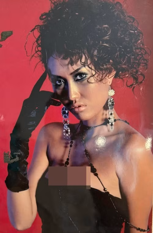 Cùng với làn da nâu bóng, nữ diễn viên phim Cô gái xấu xí sở hữu vòng một quyến rũ, phong cách thời trang hở bạo thời điểm năm 2008. Ảnh: FB Phi Thanh Vân.