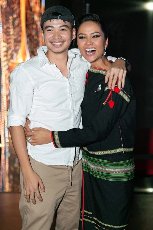 H'hen Niê chia sẻ trên VOV, Tuấn Khôi từng tự ti do bạn gái nổi tiếng, thu nhập tốt. Nàng hậu hiểu áp lực của bạn trai nên cố gắng xóa bỏ khoảng cách bằng sự giản dị khi ở cạnh anh.