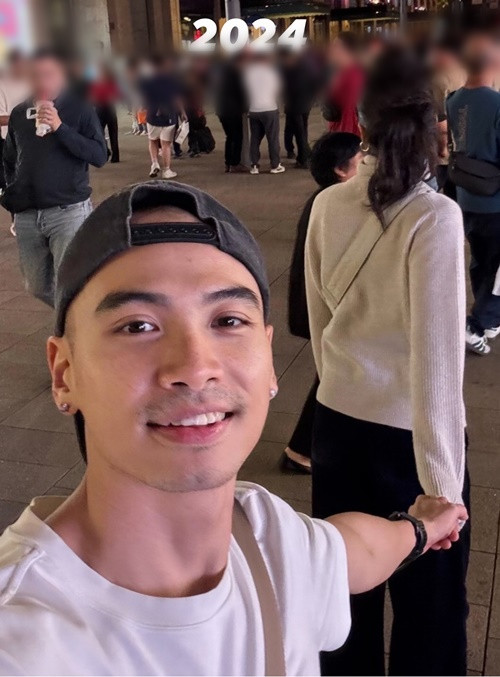 Tuấn Khôi khoe ảnh nắm tay H'hen Niê trên phố.