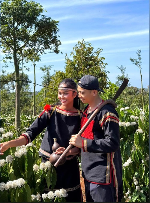 Dịp Tết Nguyên đán 2025, Hoa hậu H'hen Niê lần đầu đăng ảnh rõ mặt người yêu.