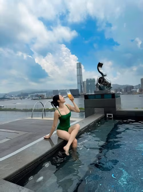 Diện bikini một mảnh, Thu Hoài khoe trọn vẹn đường cong hình thể thon gọn mướt mắt.