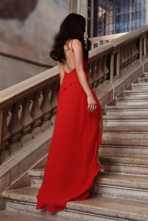 Bà mẹ ba con chuộng trang phục hở lưng trần.