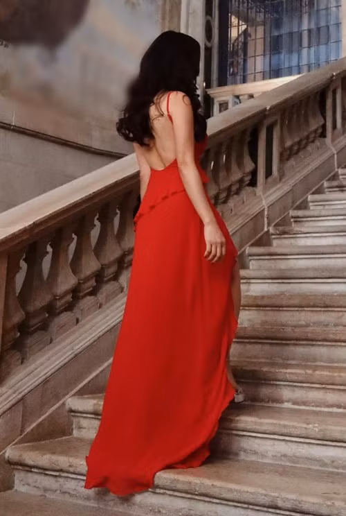 Bà mẹ ba con chuộng trang phục hở lưng trần.