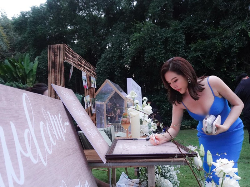 Nữ doanh nhân 7x chuộng váy áo xẻ ngực sâu khoe thân hình quyến rũ.