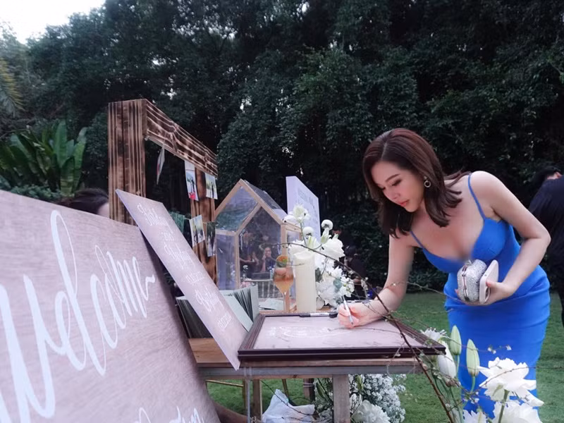 Nữ doanh nhân 7x chuộng váy áo xẻ ngực sâu khoe thân hình quyến rũ.