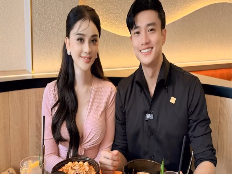 Đăng ảnh bên Quốc Trường, Lâm Khánh Chi cho biết: "Trường mời Chi ăn mỳ rất ngon nè, cảm ơn ông bạn mà tôi trân quý. Ai rảnh ghé đây ủng hộ Trường nhé cả nhà".