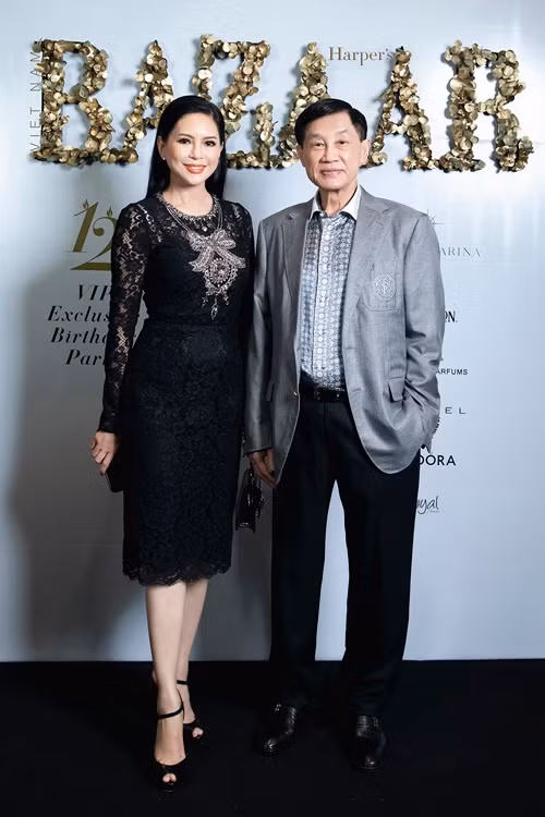 Sau 3 năm, "vua hàng hiệu" hoàn toàn tin vào khả năng điều hành của cựu diễn viên Thủy Tiên. Ảnh: Harper's Bazaar Việt Nam.