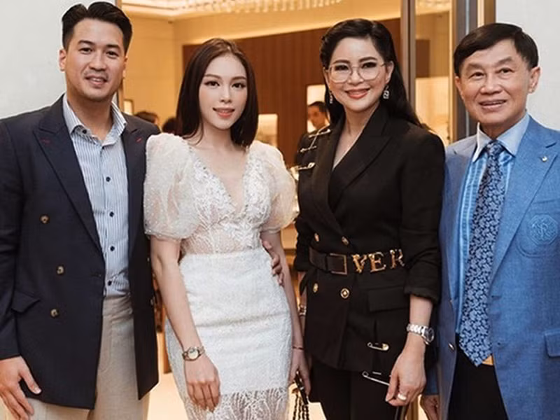 Mẹ chồng Tăng Thanh Hà sở hữu vẻ đẹp mặn mà, sang trọng ở tuổi 55. Ảnh: Phụ Nữ Việt Nam.