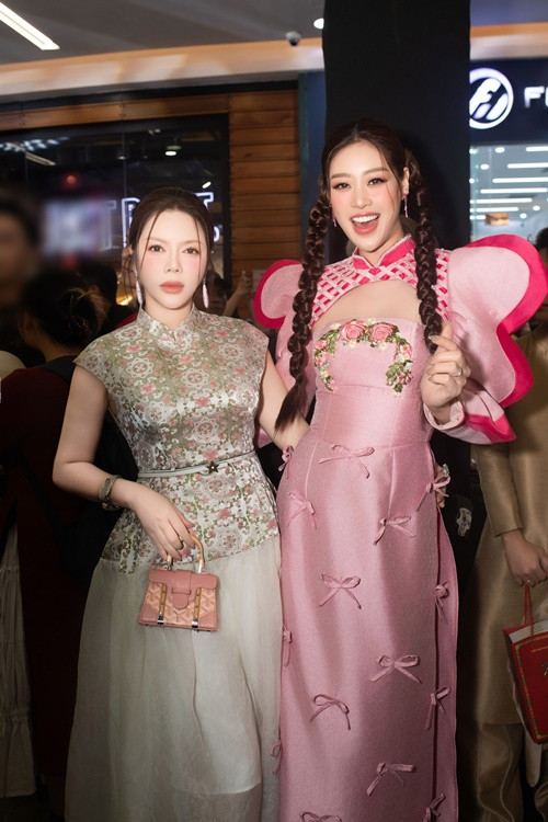 Lý Nhã Kỳ hài hước chia sẻ: “Ủa sao em giống phù thủy vậy. Cách 6 ngày em bị chê bị dìm hình ảnh, nào là mập xấu, rồi hôm nay em được khen xinh như minh tinh. Vậy cơ thể em thuộc dạng muốn xấu là xấu mà đẹp là đẹp nha. Thật ma thuật chứ. Cảm ơn đã có tâm quay em xinh xinh. Kiểu này lại có thêm 10 anh người yêu thôi chứ nói gì nữa”.