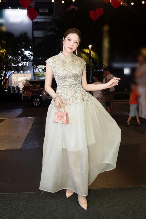 Cô diện váy áo lộng lẫy do stylist riêng tư vấn. Set trang phục kết hợp tinh tế giữa phong cách cổ điển và hiện đại.