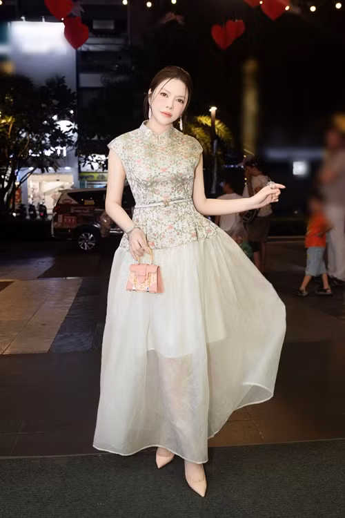 Cô diện váy áo lộng lẫy do stylist riêng tư vấn. Set trang phục kết hợp tinh tế giữa phong cách cổ điển và hiện đại.