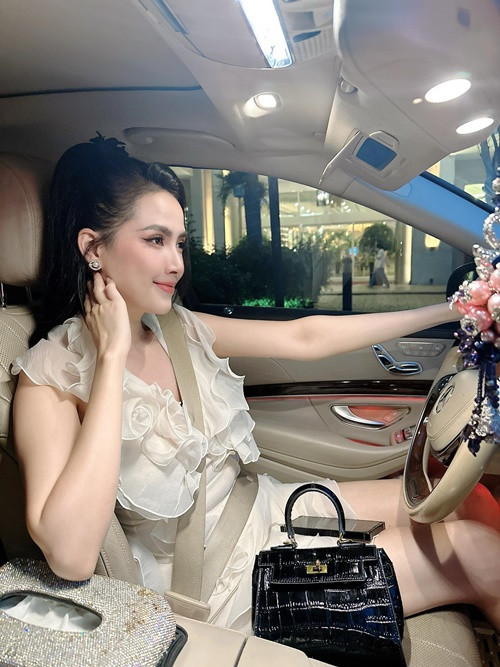 Người đẹp sinh năm 1990 chia sẻ trên Công An TP HCM, cô sẵn sàng bỏ tiền ra mua đồ hiệu nếu như chúng hợp và đẹp.