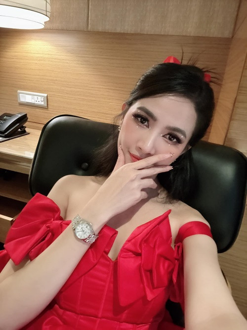 Phan Thị Mơ khoe sắm đồng hồ thương hiệu xa xỉ.