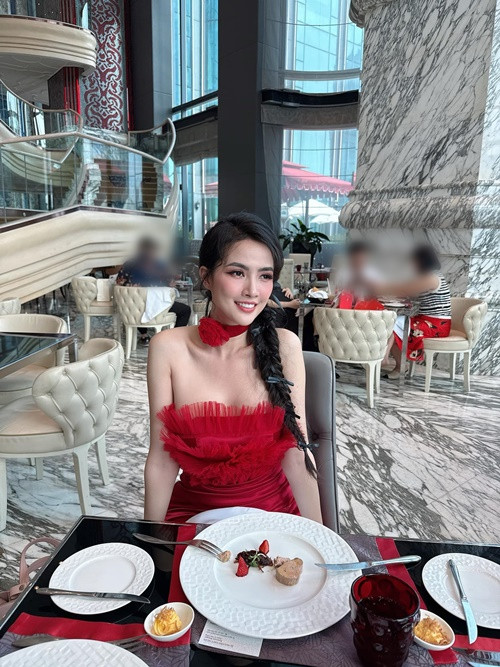 Phan Thị Mơ cho biết, cô có thể giỏi trong nhiều chuyện, riêng việc tìm chồng lại rất khó khăn. Người đẹp chia sẻ trong cuộc phỏng vấn với VOV, cô không đặt ra tiêu chí chọn chồng. Phan Thị Mơ chỉ nghĩ đơn giản hai trái tim cùng chung nhịp đập, yêu thương, thấu hiểu nhau và đặc biệt người đó chân thành yêu mình.