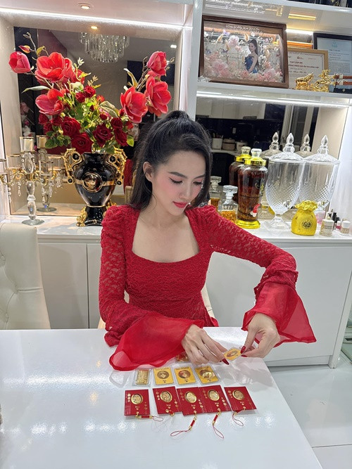 Nữ diễn viên phim Hoa hồng thép mua nhẫn kim cương, vàng vào ngày vía Thần tài mỗi năm.